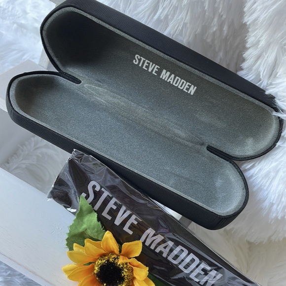 Steve Madden Case With Cloth - Picture 3 of 4